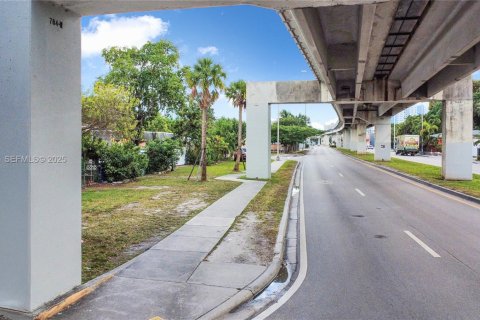 Propiedad comercial en venta en Miami, Florida № 1986822 - foto 10