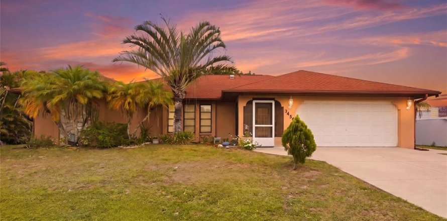 Villa ou maison à Port Charlotte, Floride 3 chambres, 208.57 m2 № 2098399