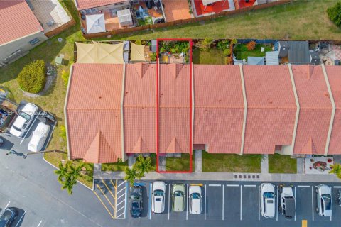 Touwnhouse à vendre à Miami, Floride: 2 chambres, 102.19 m2 № 2028905 - photo 2