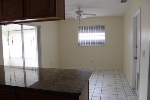 Villa ou maison à louer à Port St. Lucie, Floride: 2 chambres, 129.04 m2 № 2085610 - photo 12