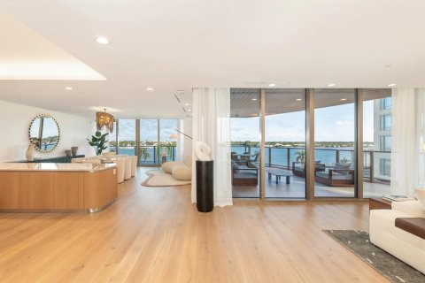 Condo in West Palm Beach, Florida, 4 bedrooms № 2081774 - photo 10