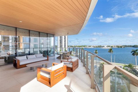 Condo in West Palm Beach, Florida, 4 bedrooms № 2081774 - photo 2
