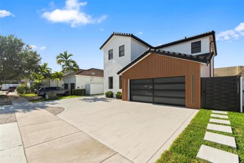 Купить виллу или дом в Хайалиа, Флорида 5 спален, 267.37м2, № 1989402 - фото 2