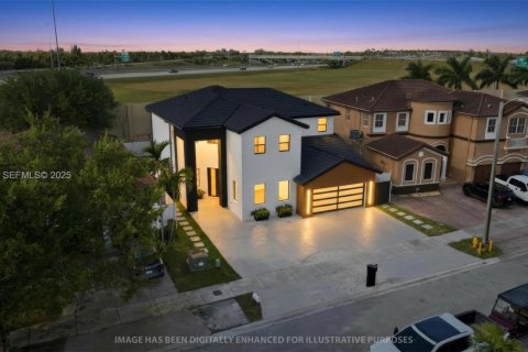 Купить виллу или дом в Хайалиа, Флорида 5 спален, 267.37м2, № 1989402 - фото 1