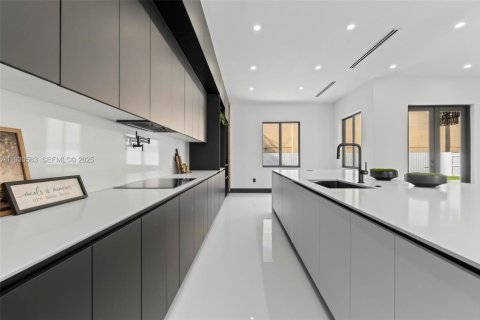 Купить виллу или дом в Хайалиа, Флорида 5 спален, 267.37м2, № 1989402 - фото 14