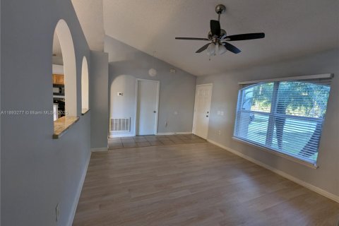 House in Palm Coast, Florida 3 bedrooms № 1947138 - photo 9