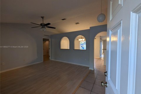 House in Palm Coast, Florida 3 bedrooms № 1947138 - photo 4