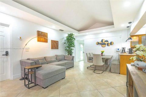 House in Dania Beach, Florida 5 bedrooms, 123.19 sq.m. № 2017123 - photo 4