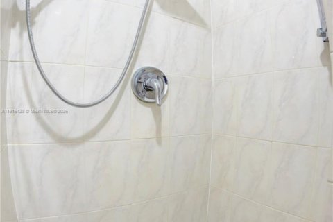 House in Dania Beach, Florida 5 bedrooms, 123.19 sq.m. № 2017123 - photo 19