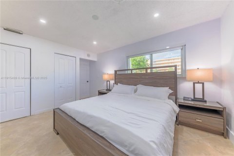 House in Dania Beach, Florida 5 bedrooms, 123.19 sq.m. № 2017123 - photo 24