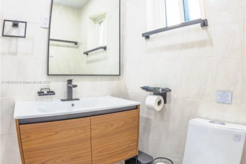 House in Dania Beach, Florida 5 bedrooms, 123.19 sq.m. № 2017123 - photo 21