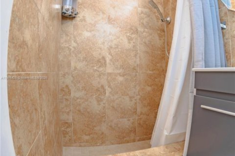 House in Dania Beach, Florida 5 bedrooms, 123.19 sq.m. № 2017123 - photo 29