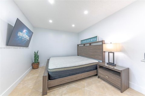 House in Dania Beach, Florida 5 bedrooms, 123.19 sq.m. № 2017123 - photo 20