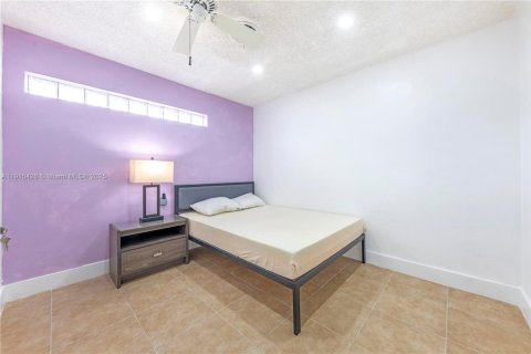 House in Dania Beach, Florida 5 bedrooms, 123.19 sq.m. № 2017123 - photo 27