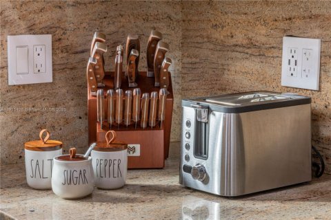 House in Dania Beach, Florida 5 bedrooms, 123.19 sq.m. № 2017123 - photo 13