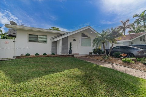 House in Dania Beach, Florida 5 bedrooms, 123.19 sq.m. № 2017123