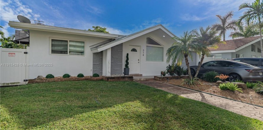 House in Dania Beach, Florida 5 bedrooms, 123.19 sq.m. № 2017123