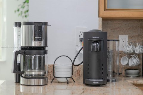 House in Dania Beach, Florida 5 bedrooms, 123.19 sq.m. № 2017123 - photo 14