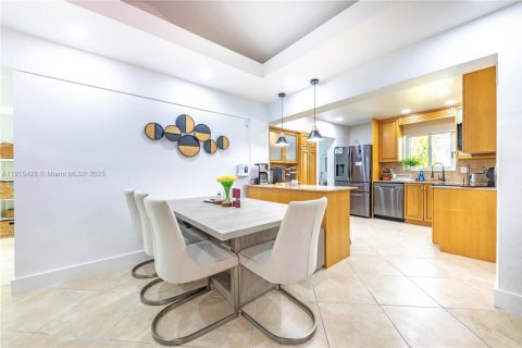 House in Dania Beach, Florida 5 bedrooms, 123.19 sq.m. № 2017123 - photo 6