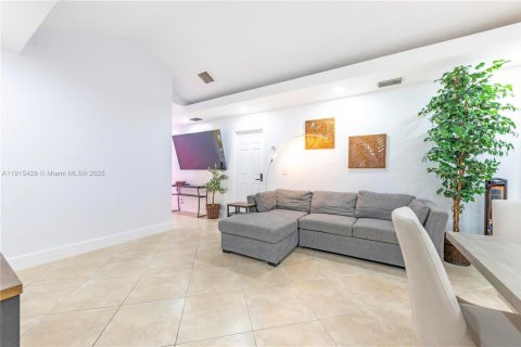 House in Dania Beach, Florida 5 bedrooms, 123.19 sq.m. № 2017123 - photo 11