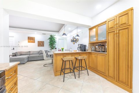 House in Dania Beach, Florida 5 bedrooms, 123.19 sq.m. № 2017123 - photo 9