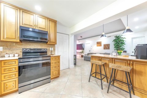 House in Dania Beach, Florida 5 bedrooms, 123.19 sq.m. № 2017123 - photo 8