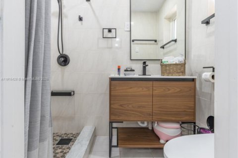 House in Dania Beach, Florida 5 bedrooms, 123.19 sq.m. № 2017123 - photo 22