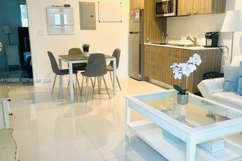 Condo in Miami Beach, Florida, 1 bedroom № 1989529 - photo 4