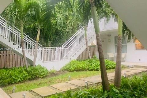 Condo in Miami Beach, Florida, 1 bedroom № 1989529 - photo 16