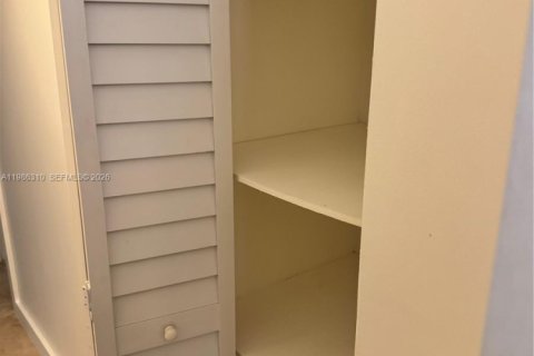 House in Miami, Florida 3 bedrooms, 220.46 sq.m. № 2050594 - photo 16