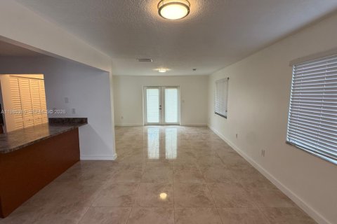 House in Miami, Florida 3 bedrooms, 220.46 sq.m. № 2050594 - photo 5