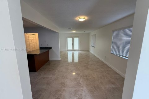 House in Miami, Florida 3 bedrooms, 220.46 sq.m. № 2050594 - photo 4