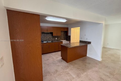 House in Miami, Florida 3 bedrooms, 220.46 sq.m. № 2050594 - photo 6