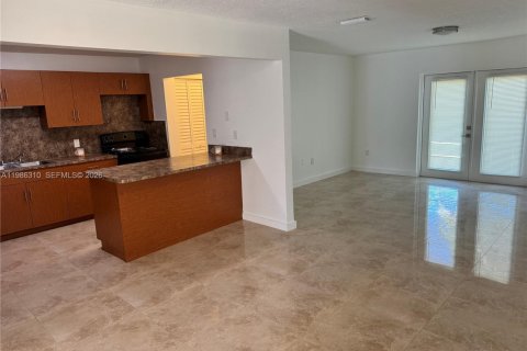 House in Miami, Florida 3 bedrooms, 220.46 sq.m. № 2050594 - photo 23