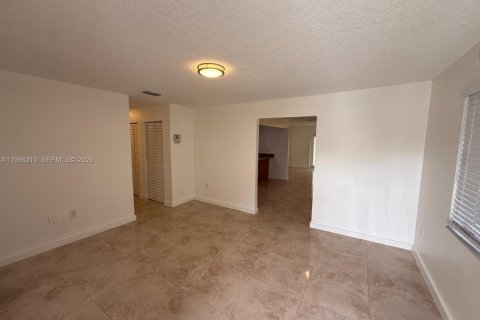 House in Miami, Florida 3 bedrooms, 220.46 sq.m. № 2050594 - photo 2