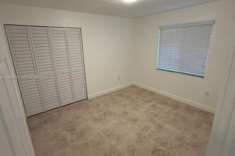 House in Miami, Florida 3 bedrooms, 220.46 sq.m. № 2050594 - photo 11