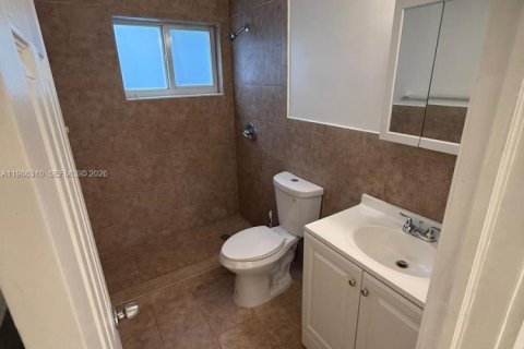 House in Miami, Florida 3 bedrooms, 220.46 sq.m. № 2050594 - photo 8