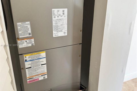 House in Miami, Florida 3 bedrooms, 220.46 sq.m. № 2050594 - photo 17