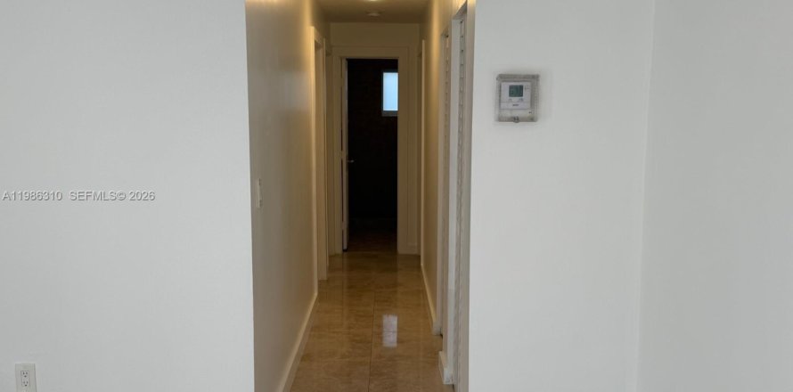 House in Miami, Florida 3 bedrooms, 220.46 sq.m. № 2050594