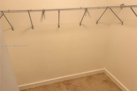 House in Miami, Florida 3 bedrooms, 220.46 sq.m. № 2050594 - photo 22