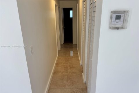 House in Miami, Florida 3 bedrooms, 220.46 sq.m. № 2050594 - photo 18