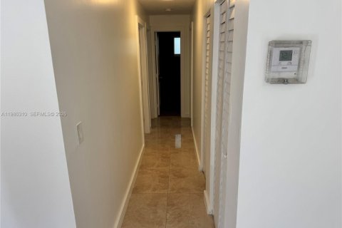 House in Miami, Florida 3 bedrooms, 220.46 sq.m. № 2050594 - photo 19