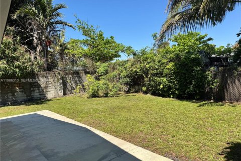 House in Miami, Florida 3 bedrooms, 220.46 sq.m. № 2050594 - photo 20