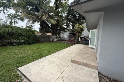 House in Miami, Florida 3 bedrooms, 220.46 sq.m. № 2050594 - photo 9