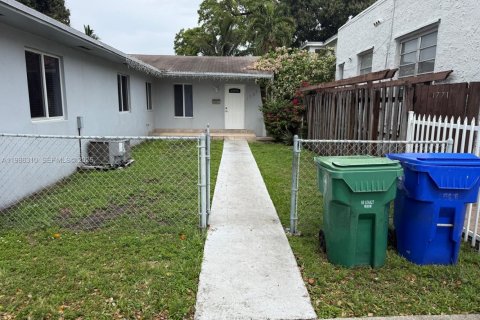 House in Miami, Florida 3 bedrooms, 220.46 sq.m. № 2050594 - photo 14