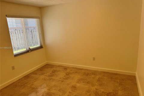 House in Miami, Florida 3 bedrooms, 220.46 sq.m. № 2050594 - photo 15