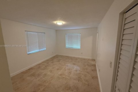 House in Miami, Florida 3 bedrooms, 220.46 sq.m. № 2050594 - photo 12