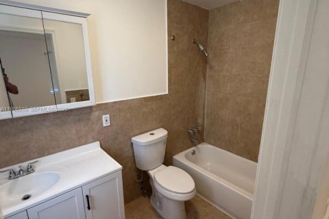 House in Miami, Florida 3 bedrooms, 220.46 sq.m. № 2050594 - photo 10