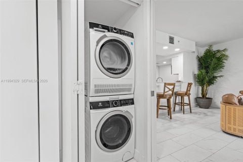 Condo in Hollywood, Florida, 3 bedrooms  № 2056391 - photo 6