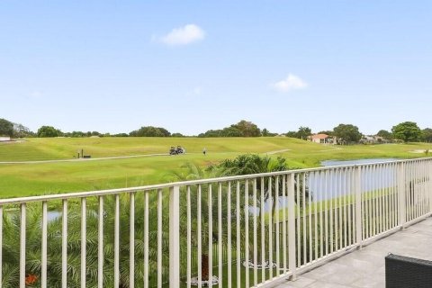 House in Coral Springs, Florida 5 bedrooms, 282.33 sq.m. № 2397253 - photo 9